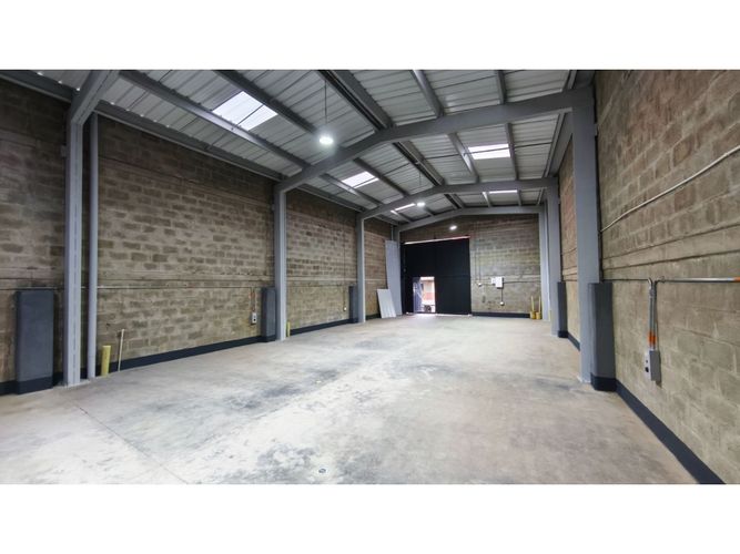 Bodega en arriendo en Calle Larga, Sabaneta, 200 m² · foto 2 de 9
