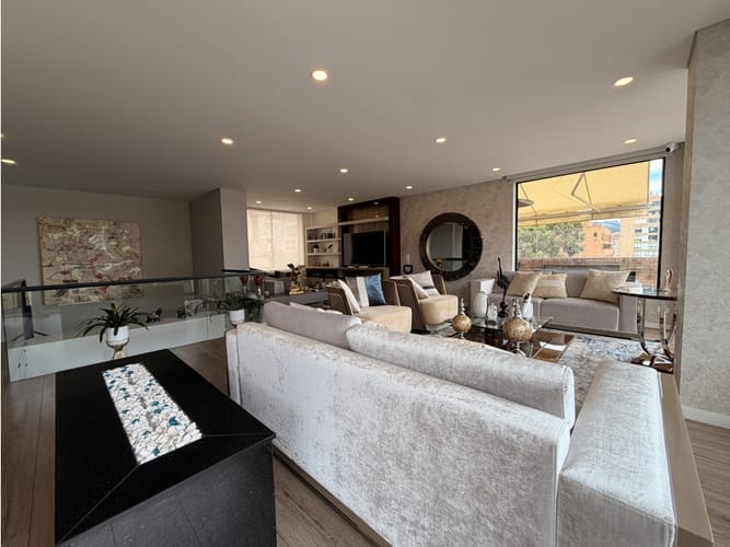 Apartamento de 4 alcobas en venta en Bella Suiza, Bogotá, 313 m² · foto 2 de 21