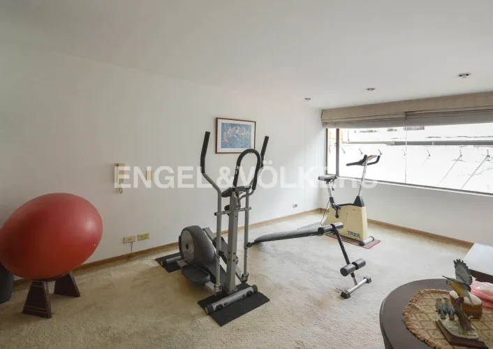 Apartamento de 3 alcobas en venta en Los Rosales, Bogotá, 235 m² · foto 8 de 9