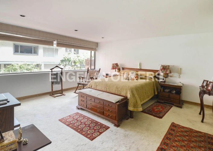 Apartamento de 3 alcobas en venta en Los Rosales, Bogotá, 235 m² · foto 5 de 9