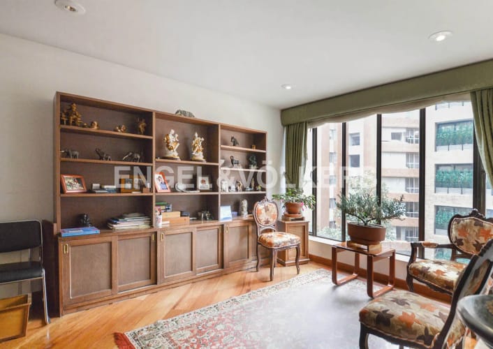 Apartamento de 3 alcobas en venta en Los Rosales, Bogotá, 235 m² · foto 3 de 9