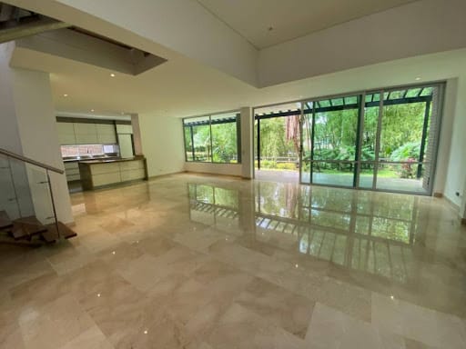 Casa de 3 alcobas en arriendo en El Diamante 2, Medellín, 337 m² · foto 3 de 24