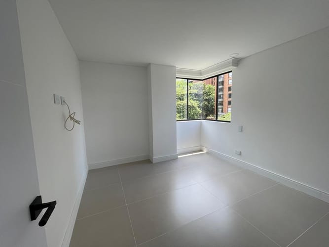 Apartamento de 3 alcobas en venta en La Aguacatala, Medellín, 150 m² · foto 5 de 24