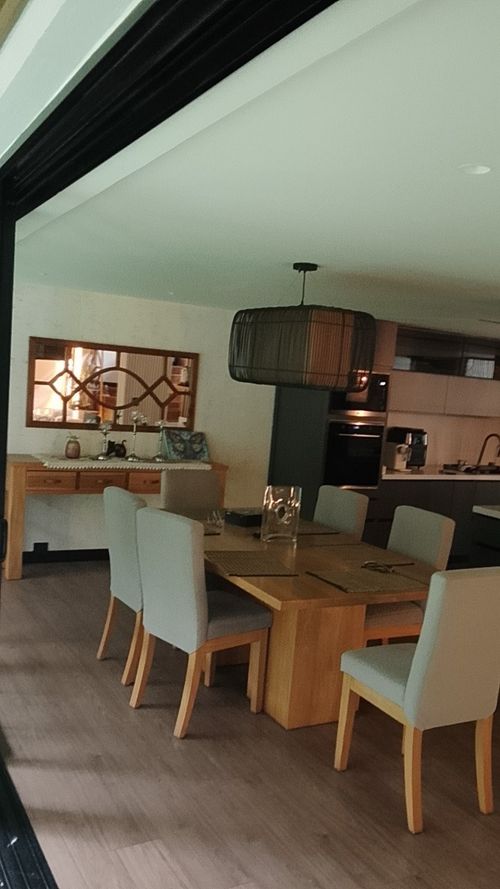Casa de 4 alcobas en venta en Los Naranjos, Medellín, 370 m² · foto 2 de 8