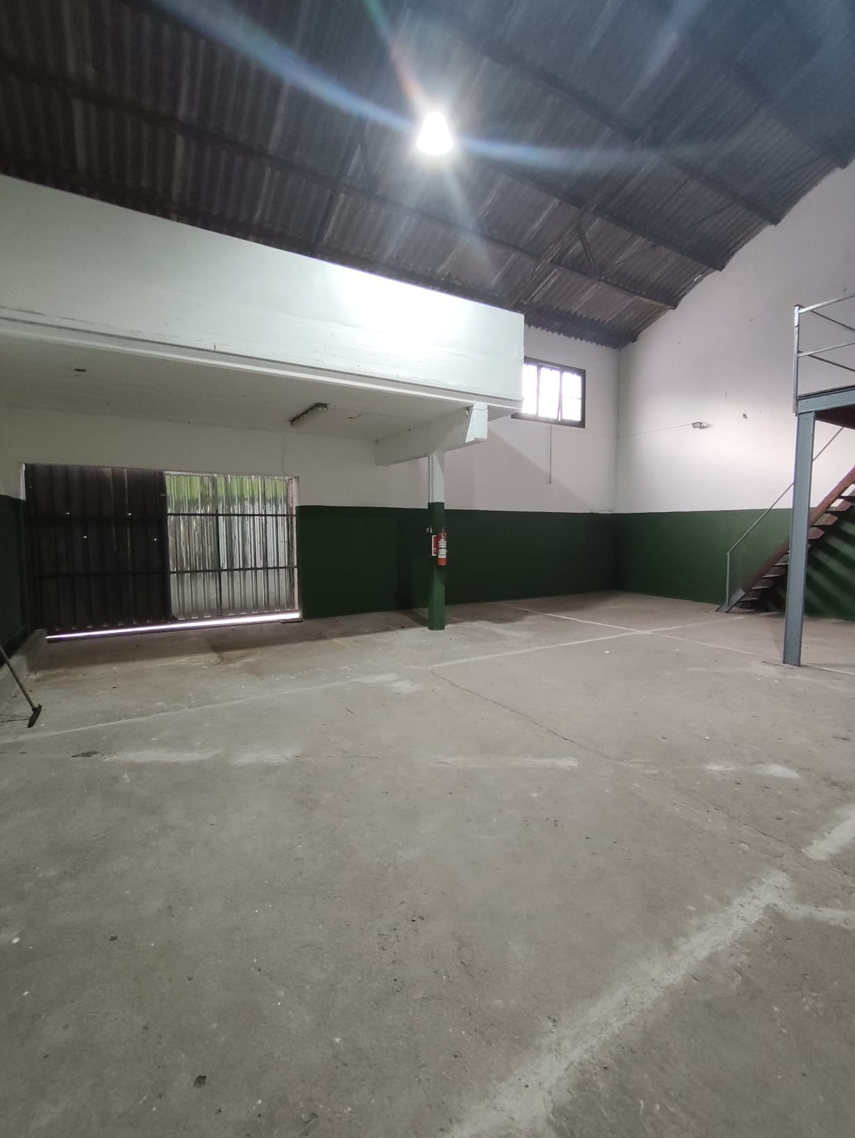 Importante local en calle Alberto Calamet · Foto 8