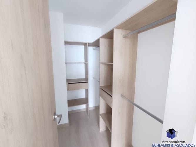 Apartamento de 2 alcobas en arriendo en Loma Del Escobero, Envigado, 80 m² · foto 2 de 11