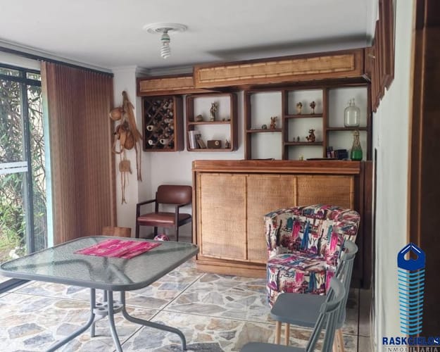 Casa de 5 alcobas en venta en San Bernardo, Medellín, 267 m² · foto 3 de 12