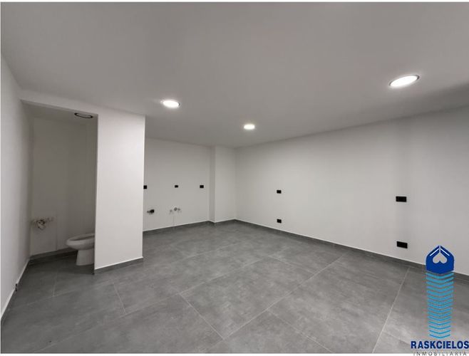 Local en venta en La Castellana, Medellín, 27 m² · foto 2 de 7