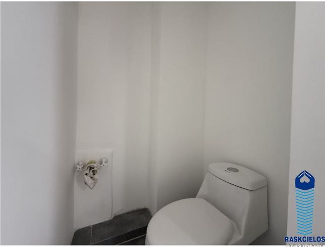 Local en venta en La Castellana, Medellín, 27 m² · foto 3 de 7