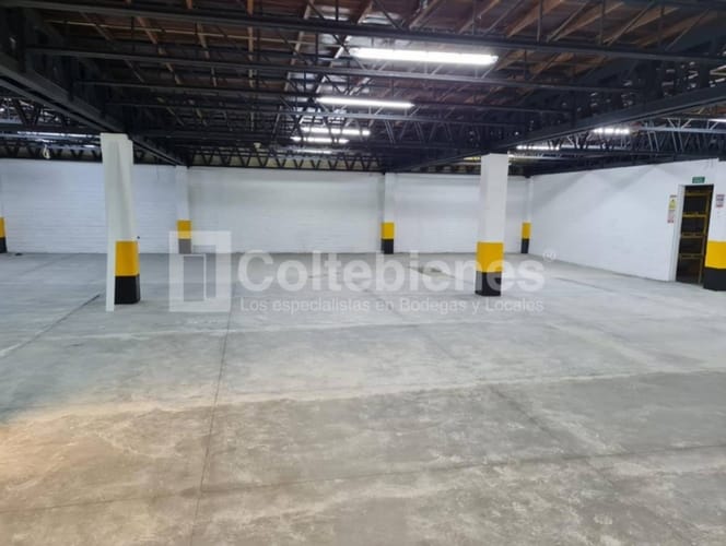 Bodega en arriendo en Campo Amor, Medellín, 806 m² · foto 2 de 11