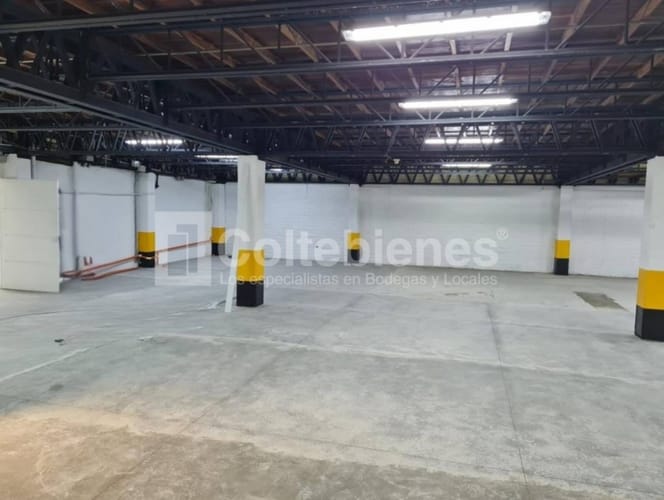 Bodega en arriendo en Campo Amor, Medellín, 806 m² · foto 3 de 11