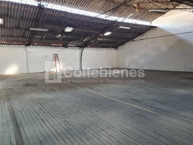 Bodega en arriendo en Campo Amor, Medellín, 806 m² · foto 5 de 11