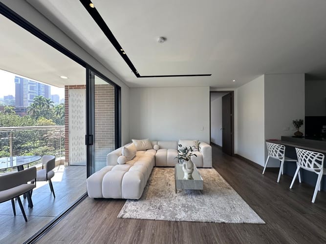 Apartamento de 2 alcobas en arriendo en El Poblado, Medellín, 95 m² · foto 2 de 19