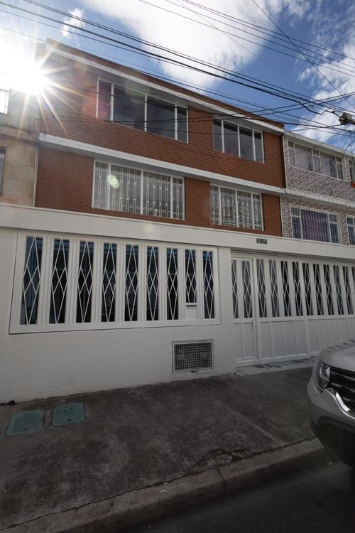 Casa de 6 alcobas en venta en Remanso Sur, Bogotá, 149 m² · foto 2 de 11
