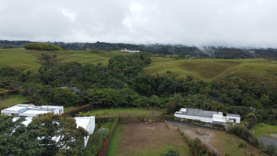 Lote en venta en Tribunas Corcega, Pereira, 2113 m² · foto 3 de 9