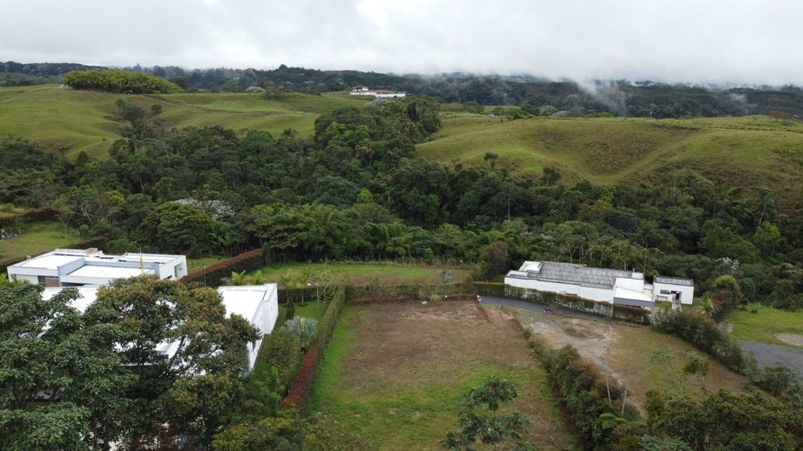 Lote en venta en Tribunas Corcega, Pereira, 2113 m² · foto 2 de 9