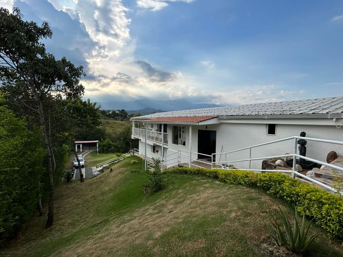 Casa de 5 alcobas en venta en Potrerito, Jamundí, 1570 m² · foto 3 de 24