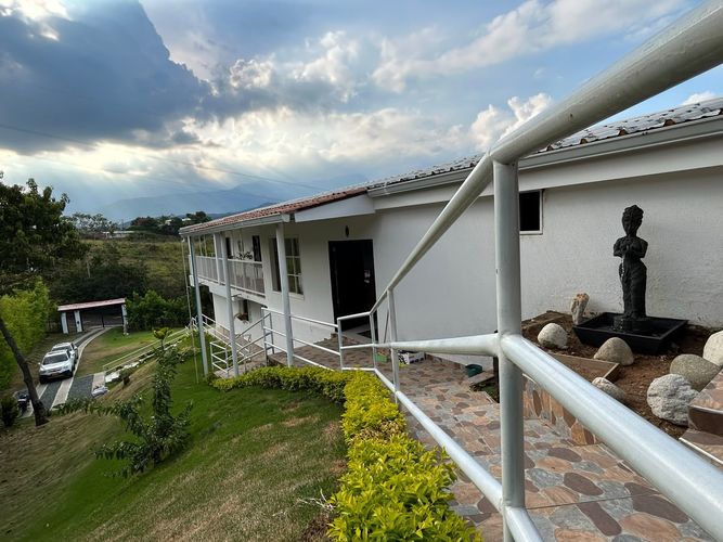 Casa de 5 alcobas en venta en Potrerito, Jamundí, 1570 m² · foto 6 de 24