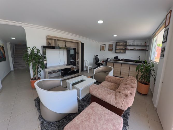 Casa de 5 alcobas en venta en Potrerito, Jamundí, 1570 m² · foto 18 de 24