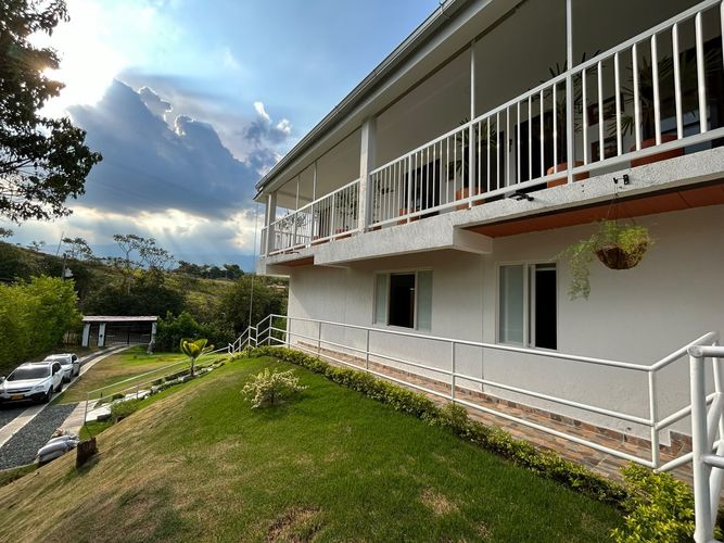 Casa de 5 alcobas en venta en Potrerito, Jamundí, 1570 m² · foto 7 de 24