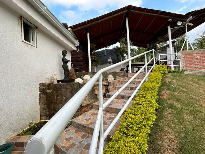 Casa de 5 alcobas en venta en Potrerito, Jamundí, 1570 m² · foto 2 de 24