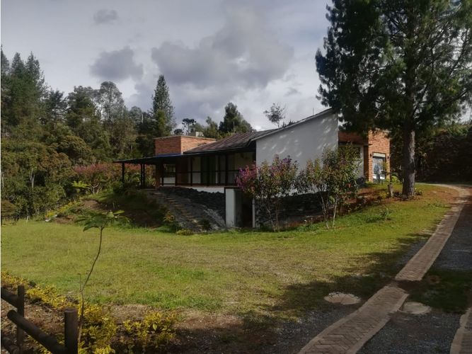 Casa de 3 alcobas en venta en Vía Las Palmas, Medellín, 285 m² · foto 2 de 11