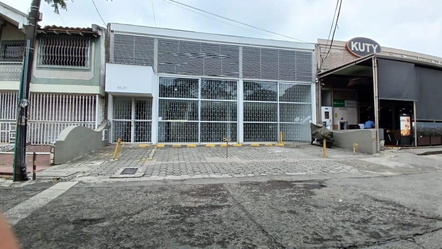 Local en arriendo en El Bosque, Cali, 450 m² · foto 2 de 24