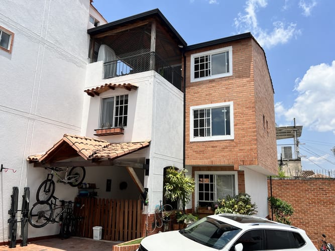 Casa de 5 alcobas en venta en Quintas Del Cacique, Bucaramanga, 174 m² · foto 2 de 24