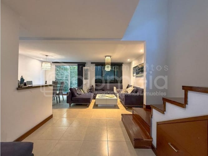 Casa de 3 alcobas en venta en Loma El Atravesado, Envigado, 198 m² · foto 2 de 15