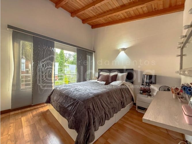 Casa de 3 alcobas en venta en Loma El Atravesado, Envigado, 198 m² · foto 10 de 15