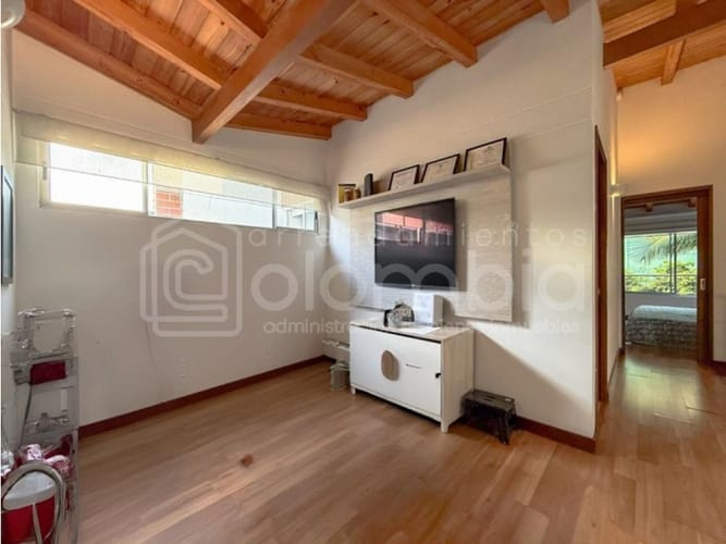 Casa de 3 alcobas en venta en Loma El Atravesado, Envigado, 198 m² · foto 12 de 15