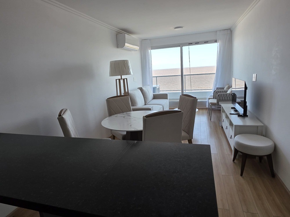 Sobre Ramblay frente aplaya Malvín.Piso alto panorámico, con terraza. Equipado y muebles;2 dorm,2 baños.Garaje.Vigilancia.Barbacoa,gimnasio · Foto 9