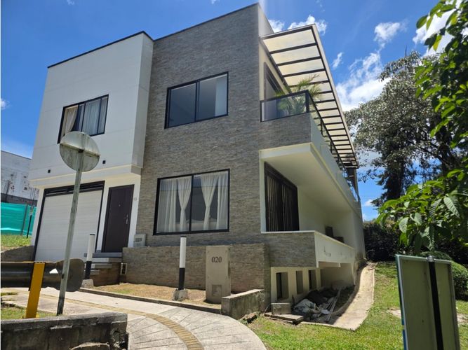 Casa de 4 alcobas en venta en Gualanday, Rionegro, 330 m² · foto 2 de 24