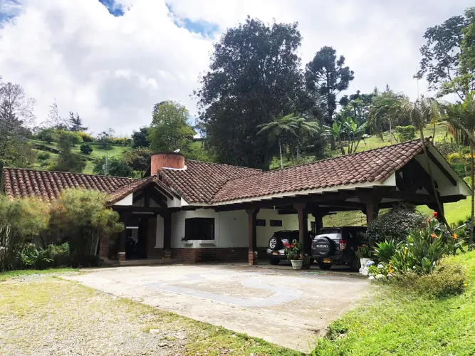 Casa de 5 alcobas en venta en El Chuscal, El Retiro · foto 2 de 24