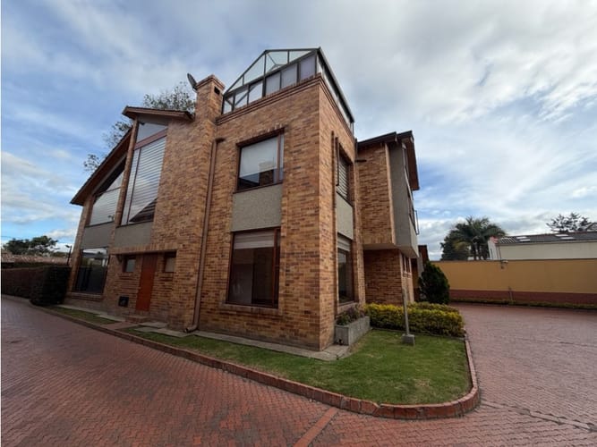 Casa de 5 alcobas en arriendo en San Jose De Bavaria, Bogotá, 550 m² · foto 2 de 24