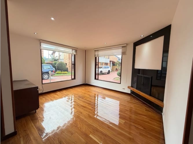 Casa de 5 alcobas en arriendo en San Jose De Bavaria, Bogotá, 550 m² · foto 3 de 24