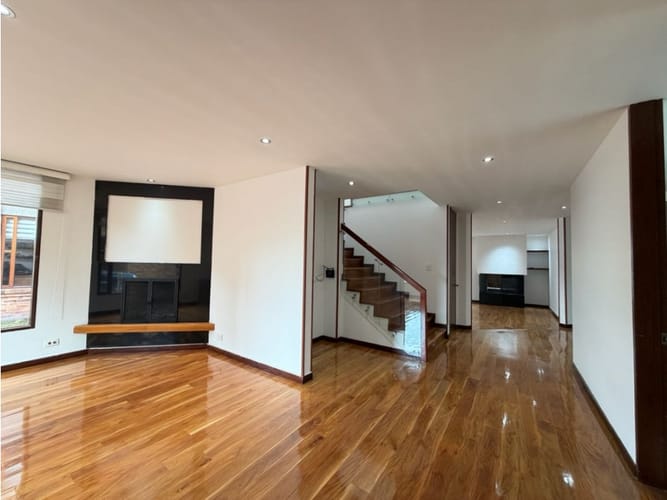 Casa de 5 alcobas en arriendo en San Jose De Bavaria, Bogotá, 550 m² · foto 5 de 24