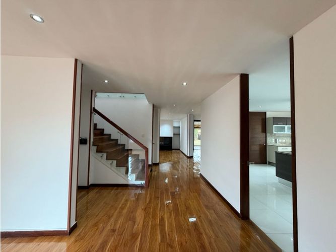 Casa de 5 alcobas en arriendo en San Jose De Bavaria, Bogotá, 550 m² · foto 6 de 24