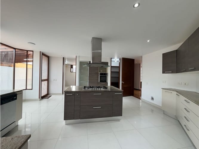 Casa de 5 alcobas en arriendo en San Jose De Bavaria, Bogotá, 550 m² · foto 8 de 24