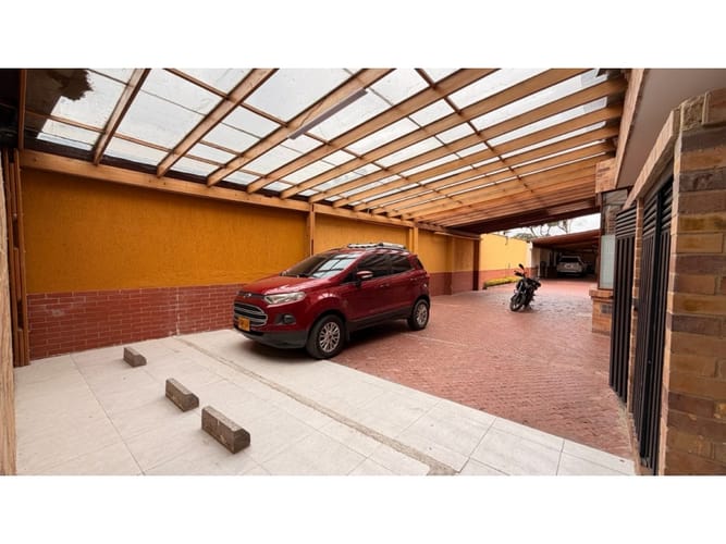 Casa de 5 alcobas en arriendo en San Jose De Bavaria, Bogotá, 550 m² · foto 20 de 24