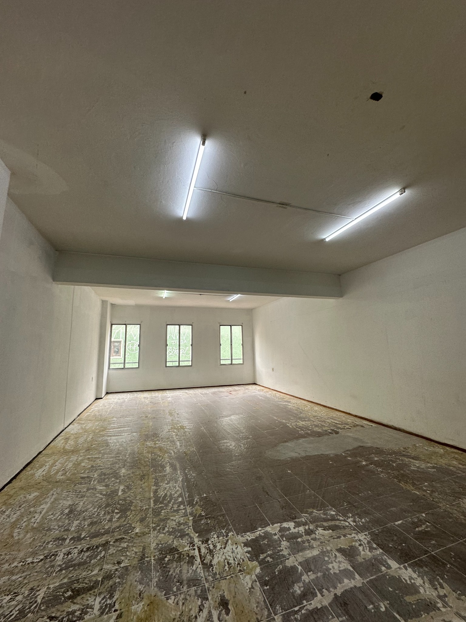 Alquiler de Imponente Local Comercial en 3 Plantas | 193 m² al Frente | Colón y Sarandí (Ciudad Vieja)