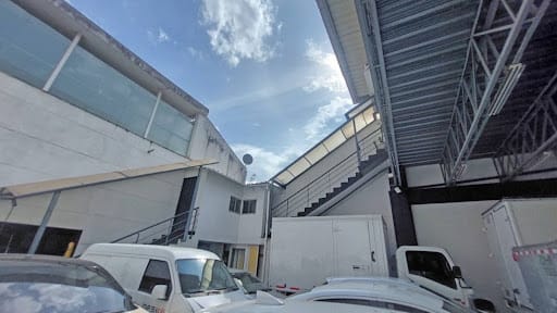 Bodega en arriendo en Laureles, Medellín, 750 m² · foto 2 de 18
