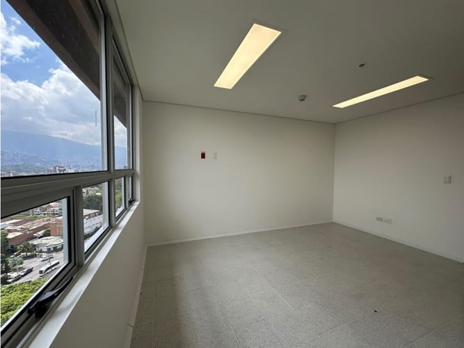 Consultorio en venta en Los Pinos, Medellín, 29 m² · foto 2 de 8