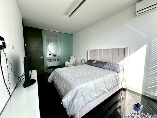 Apartamento de 2 alcobas en arriendo en El Poblado, Medellín, 260 m² · foto 10 de 14