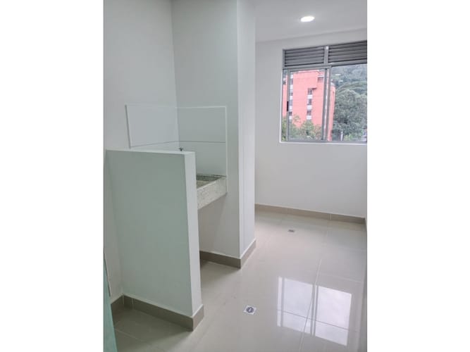 Apartamento de 3 alcobas en arriendo en Castropol, Medellín, 90 m² · foto 2 de 13