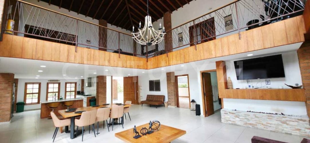 Casa de 5 alcobas en arriendo en La Mina, Envigado, 700 m² · foto 2 de 23