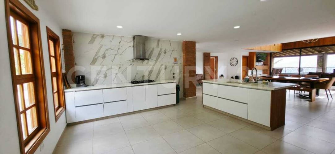 Casa de 5 alcobas en arriendo en La Mina, Envigado, 700 m² · foto 3 de 23