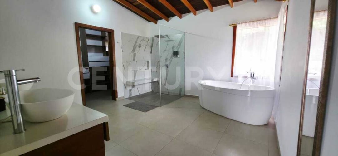 Casa de 5 alcobas en arriendo en La Mina, Envigado, 700 m² · foto 19 de 23