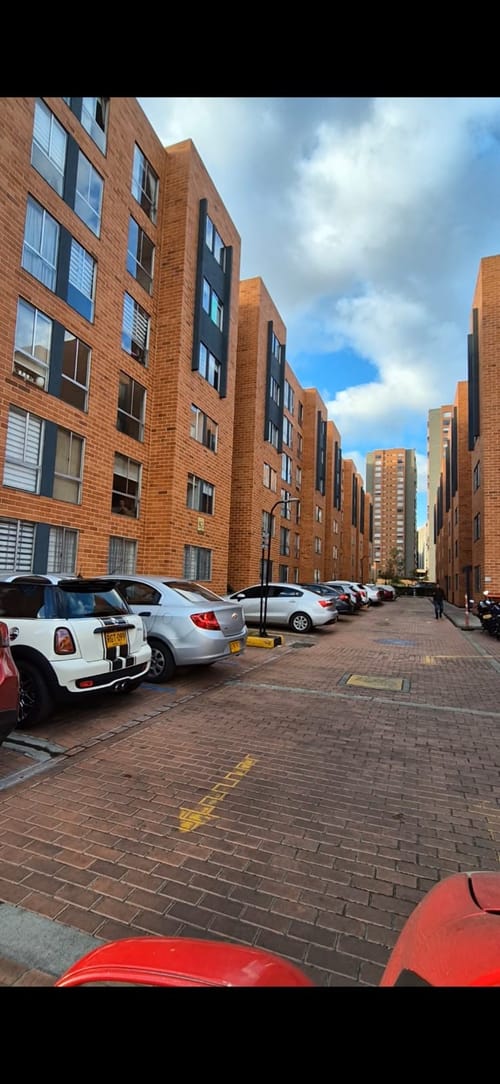 Apartamento de 3 alcobas en venta en El Plan, Bogotá, 53 m² · foto 2 de 18