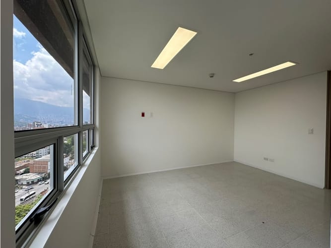 Consultorio en venta en Los Pinos, Medellín, 29 m² · foto 2 de 8